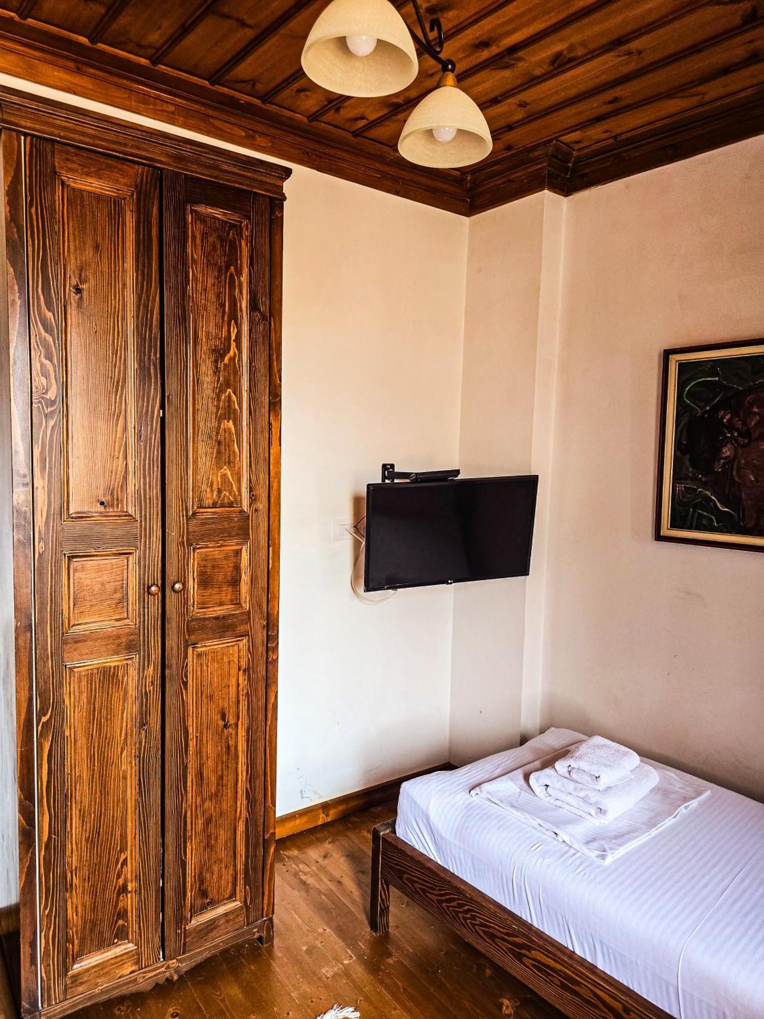 Hotel Gorica - Unesco Quarter Berat Bagian luar foto